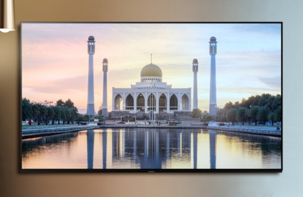 Telewizor PANASONIC TV77Z93AEG czujniki światła jasność barwy dostosowanie, telewizor zawieszony na ścianie w pomieszczeniu