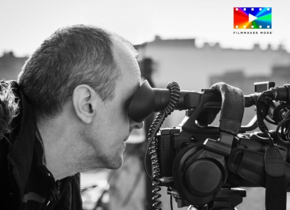 Telewizor PANASONIC TV77Z93AEG tryb filmowca filmy barwy jasność autentyczność, kamerzysta nagrywający film kamerą