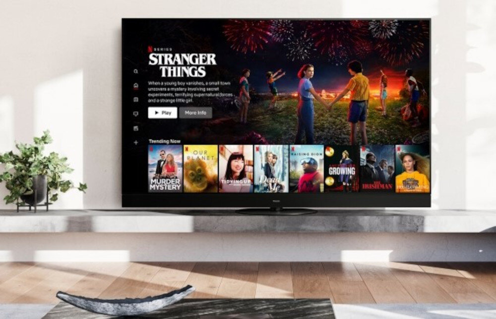 Telewizor PANASONIC TV77Z93AEG Netflix Adaptive tryb obraz twórcy, telewizor stojący na blacie w pomieszczeniu z włączonym systemem netflix
