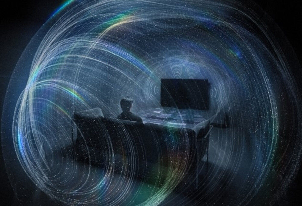 Telewizor PANASONIC TV77Z93AEG 360 Soundscape Pro Dolby Atmos głośniki Technics, osoba siedząca na kanapie wpatrzona w telewizor otoczona dźwiękiem