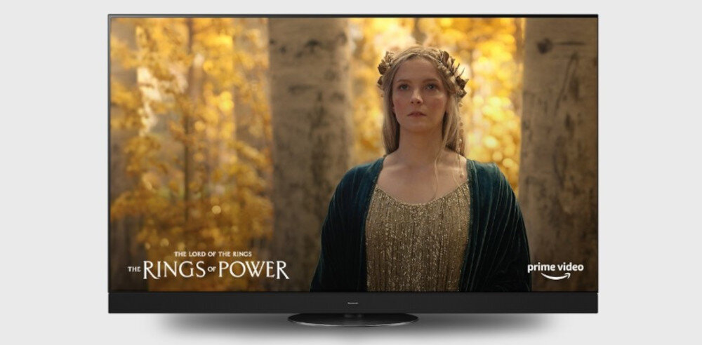 Telewizor PANASONIC TV77Z93AEG Fire TV aplikacje szybki dostęp, telewizor od frontu na szarym tle wyświetlający serial