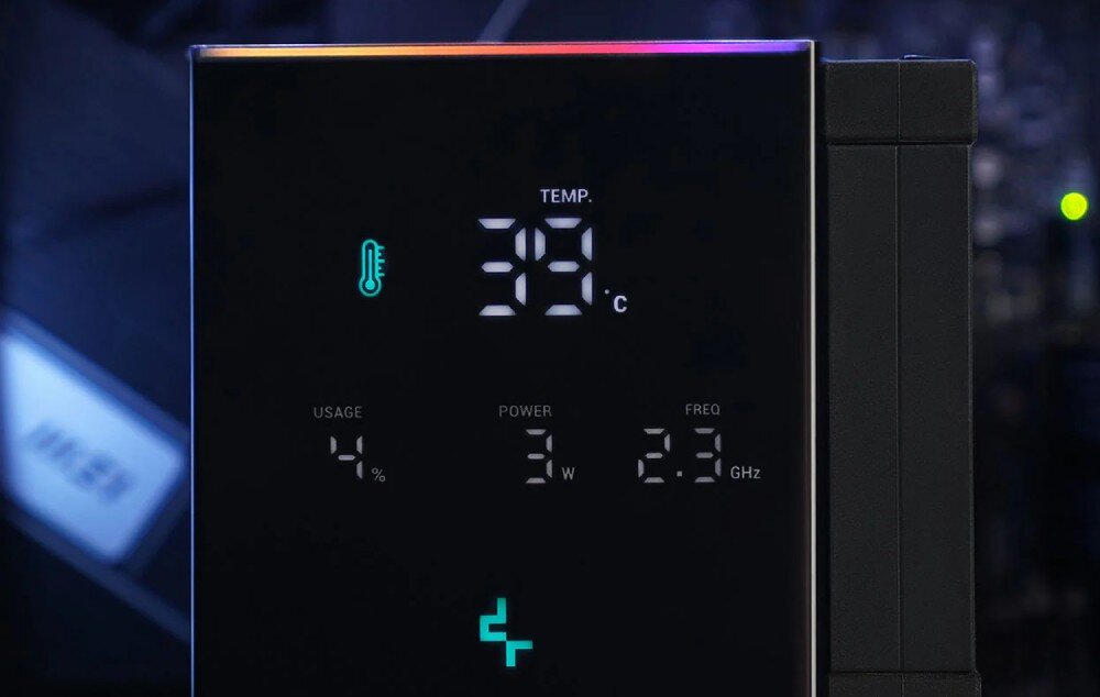 Chłodzenie CPU DEEPCOOL AK620 Digital Pro ARGB Zbliżenie na czarny, błyszczący panel górny chłodzenia z włączonym wyświetlaczem cyfrowym prezentującym białe cyfry i ikony informujące o temperaturze wynoszącej 39 stopni Celsjusza, obciążeniu układu, poborze mocy oraz częstotliwości pracy, a u dołu umieszczono podświetlone turkusowe logo producenta