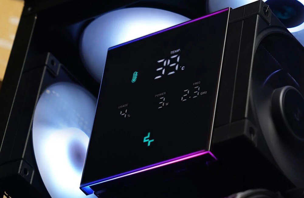 Chłodzenie CPU DEEPCOOL AK620 Digital Pro ARGB Widok pod kątem na górną część chłodzenia zamontowanego w komputerze, pokazujący wielofunkcyjny ekran z danymi diagnostycznymi oraz cienki pasek świetlny ARGB biegnący wzdłuż górnej krawędzi, który świeci kolorami przechodzącymi od błękitu po fiolet