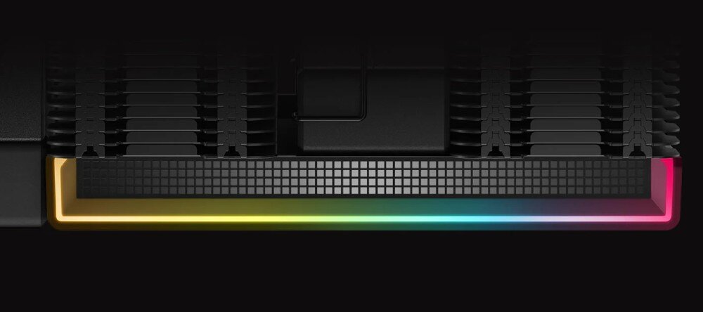 Chłodzenie CPU DEEPCOOL AK620 Digital Pro ARGB Detal bocznej krawędzi górnego panelu z widoczną fakturą drobnej siatki oraz liniowym podświetleniem ARGB, które prezentuje płynne przejście kolorów od żółtego, przez zielony i niebieski, aż po czerwony