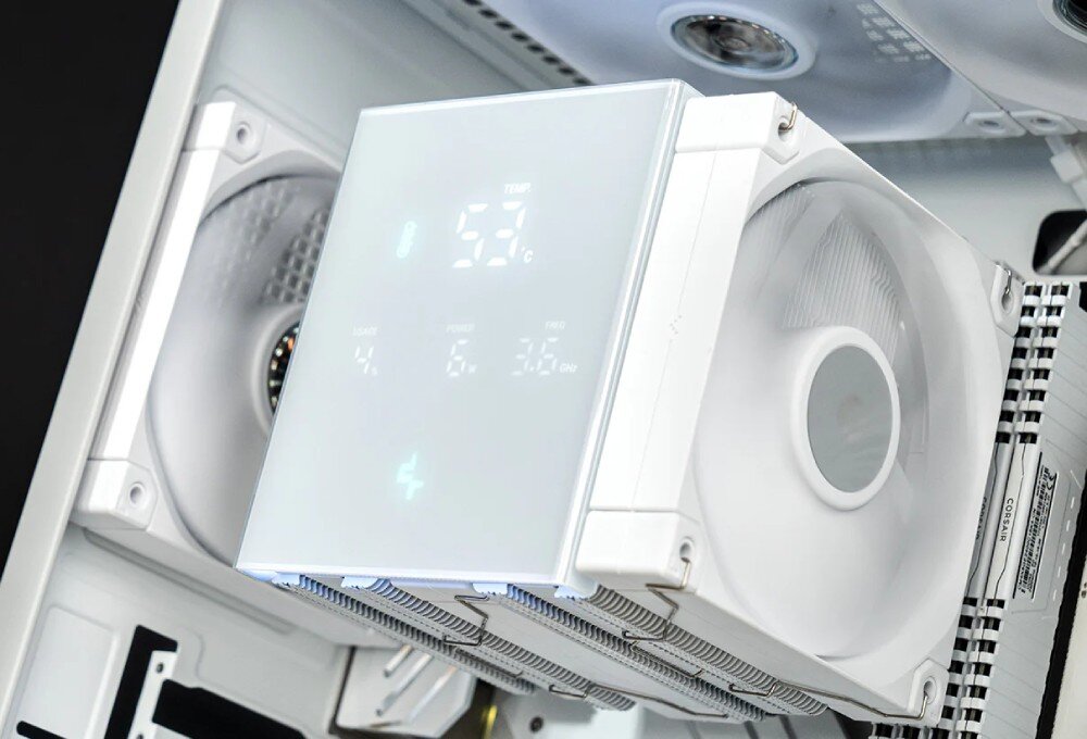 Chłodzenie CPU DEEPCOOL AK620 Digital Pro Chłodzenie powietrzne zainstalowane wewnątrz czarnej obudowy komputera z widocznym podświetleniem ARGB na krawędziach górnego panelu oraz na trzech wentylatorach obudowy, a na wbudowanym ekranie cyfrowym wyświetlają się parametry pracy procesora takie jak temperatura 39 stopni Celsjusza, użycie 4 procent, pobór mocy 3 W oraz taktowanie 2.3 GHz