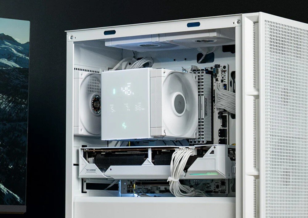 Chłodzenie CPU DEEPCOOL AK620 Digital Pro Zbliżenie na czarny, błyszczący panel górny chłodzenia z włączonym wyświetlaczem cyfrowym prezentującym białe cyfry i ikony informujące o temperaturze wynoszącej 39 stopni Celsjusza, obciążeniu układu, poborze mocy oraz częstotliwości pracy, a u dołu umieszczono podświetlone turkusowe logo producenta