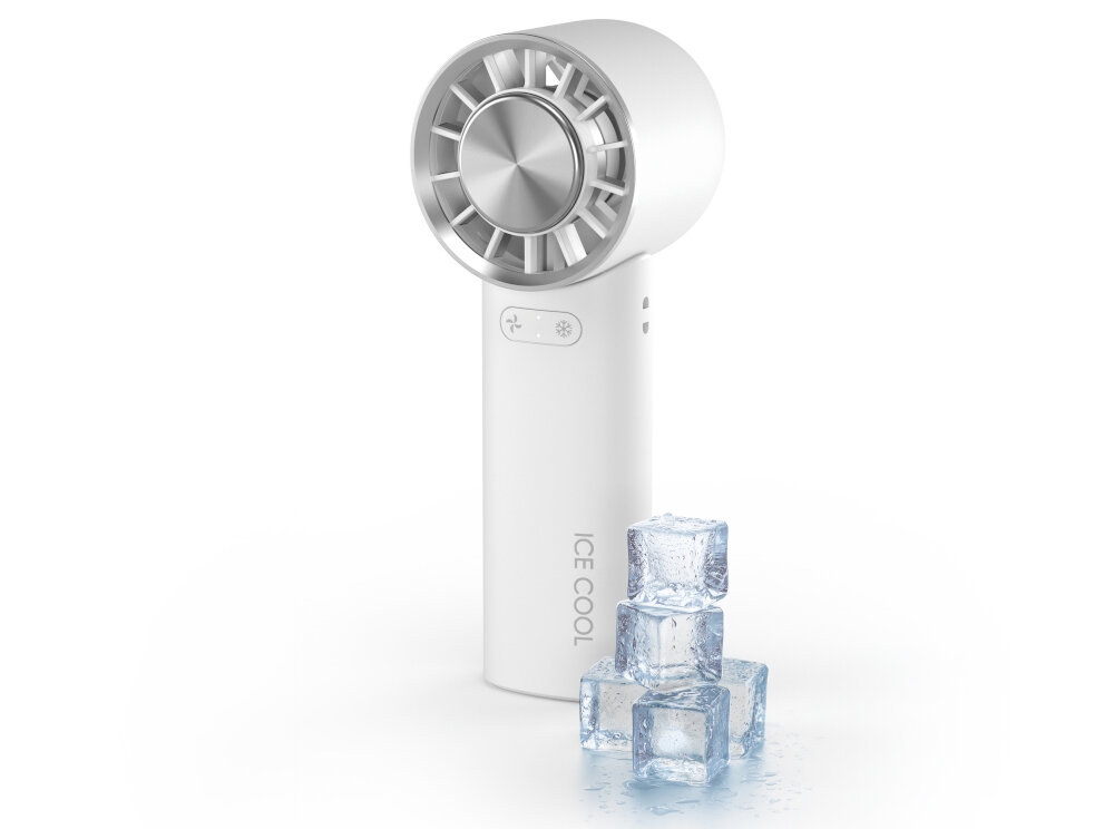 Biały wentylator z napisem \'ICE COOL\' na obudowie, obok którego znajdują się trzy kostki lodu. Na urządzeniu widoczne są dwa przyciski z symbolami plusa i śnieżynki.