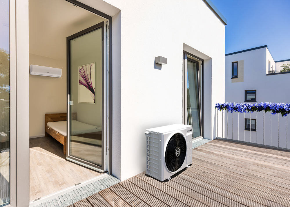 KLIMATYZATOR SPLIT BOSCH CLIMATE CL7000I 41 E Dopasuj klimat do potrzeb W jednostce wewnętrznej i pilocie Automatyczny nawiew 3D Funkcja Follow Me Wind Avoid Me programowanie pilota kontrola i komfort