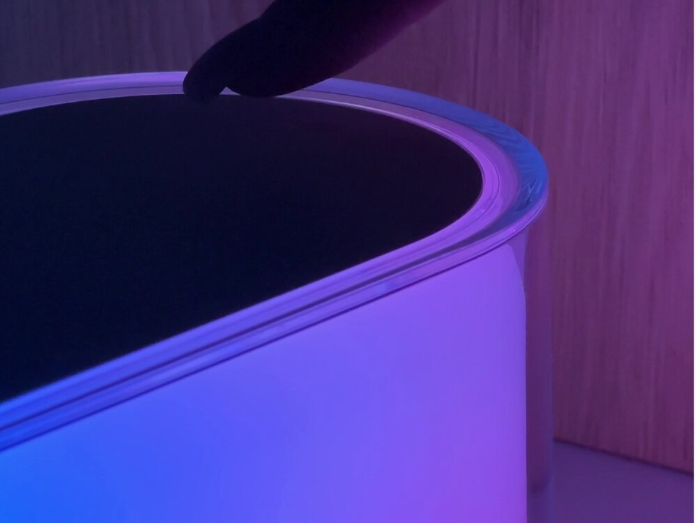 Lampka PROOVE Glow LED RGB
            lampka świecąca fioletowym światłem wbudowany akumulator czas pracy ładowanie usb-c mobilność