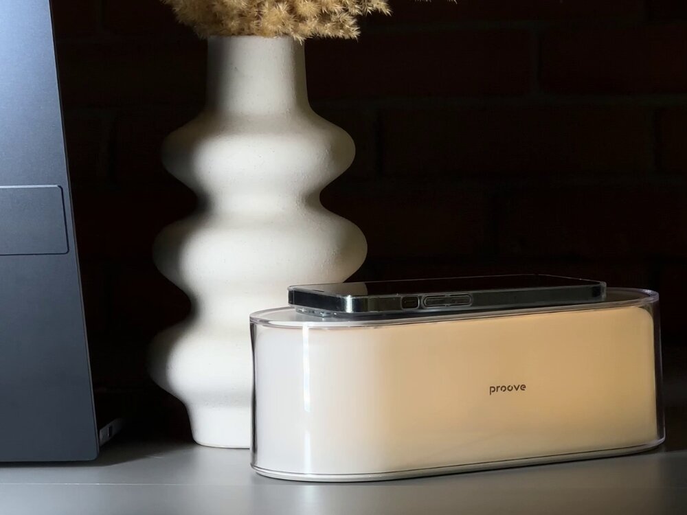 Lampka PROOVE Multicolor Glow LED RGB
            lampka na stoliku z telefonem na sobie led rgb oświetlenie