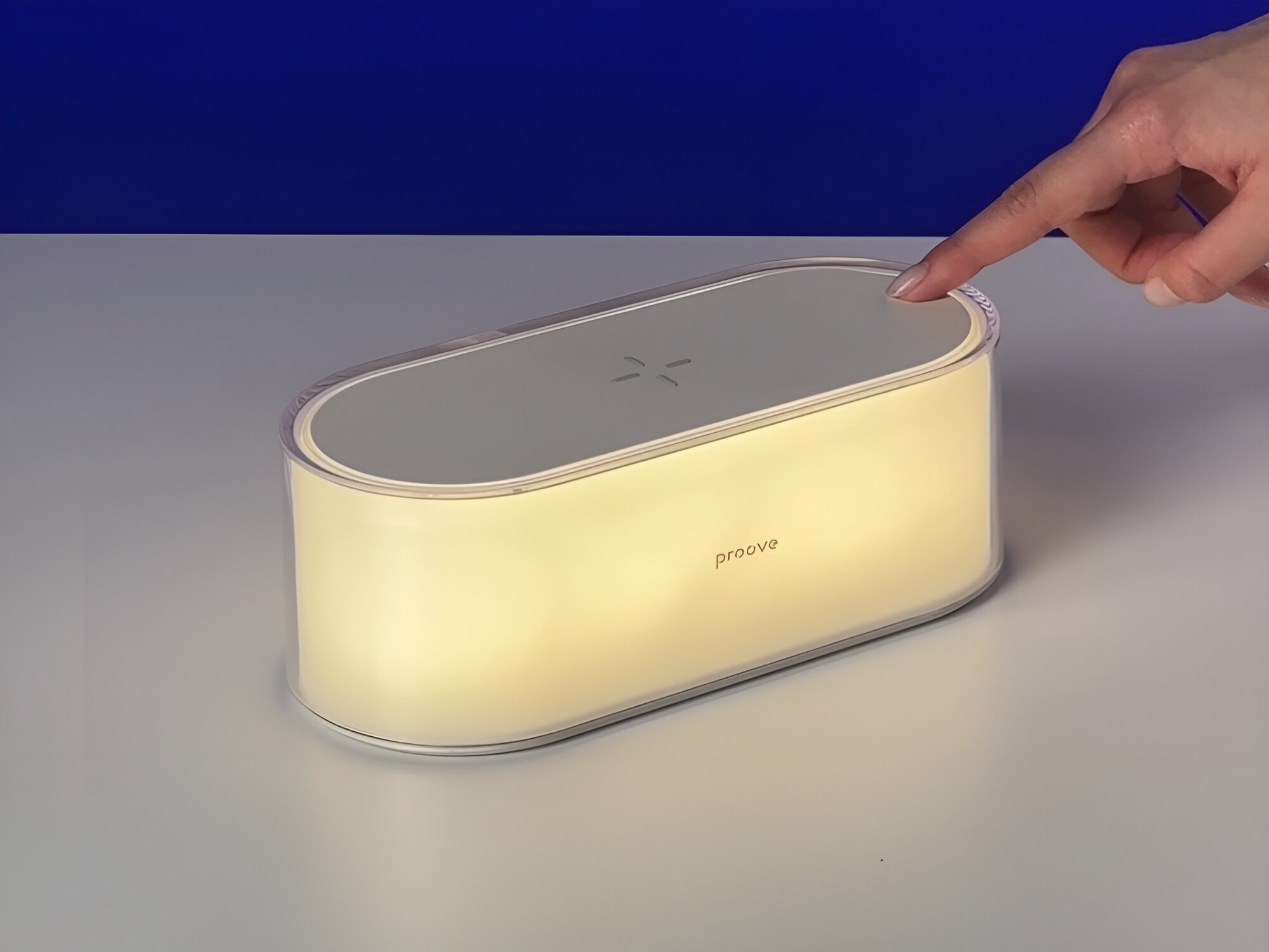 Lampka PROOVE Multicolor Glow LED RGB
            lampka świecąca żółtym światłem na biurku minimalistyczny kształt przezroczyste ścianki matowe wykończenie do salonu sypialni