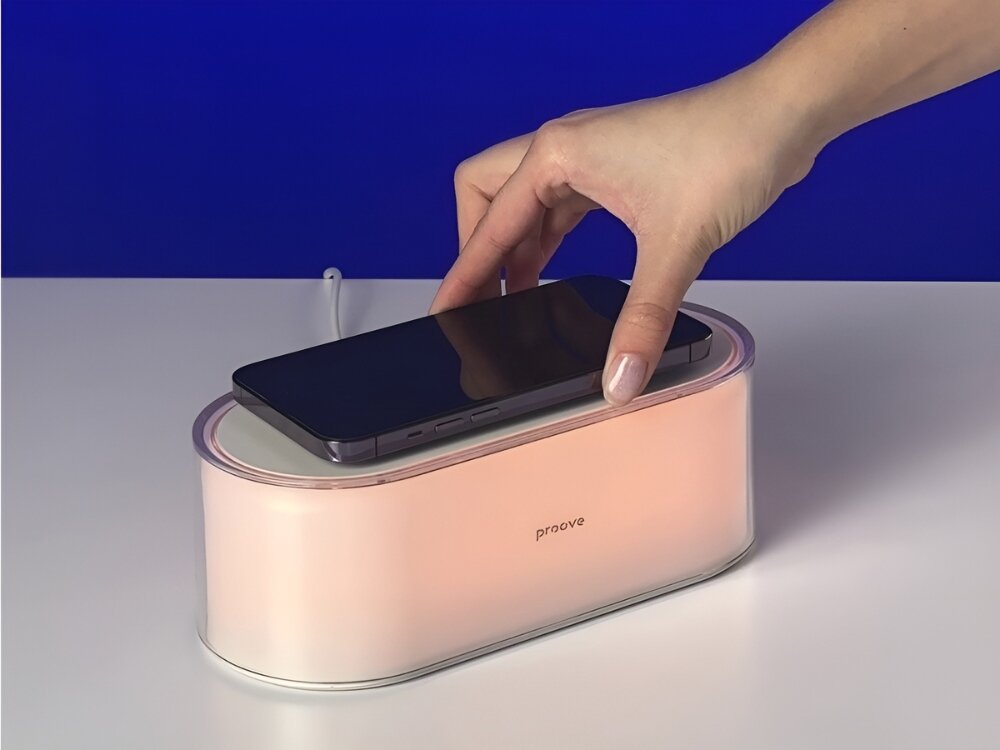 Lampka PROOVE Multicolor Glow LED RGB
            lampka świecąca czerwonym światłem na biurku z telefonem na sobie wbudowana ładowarka Qi ładowanie smartfona proces ładowania