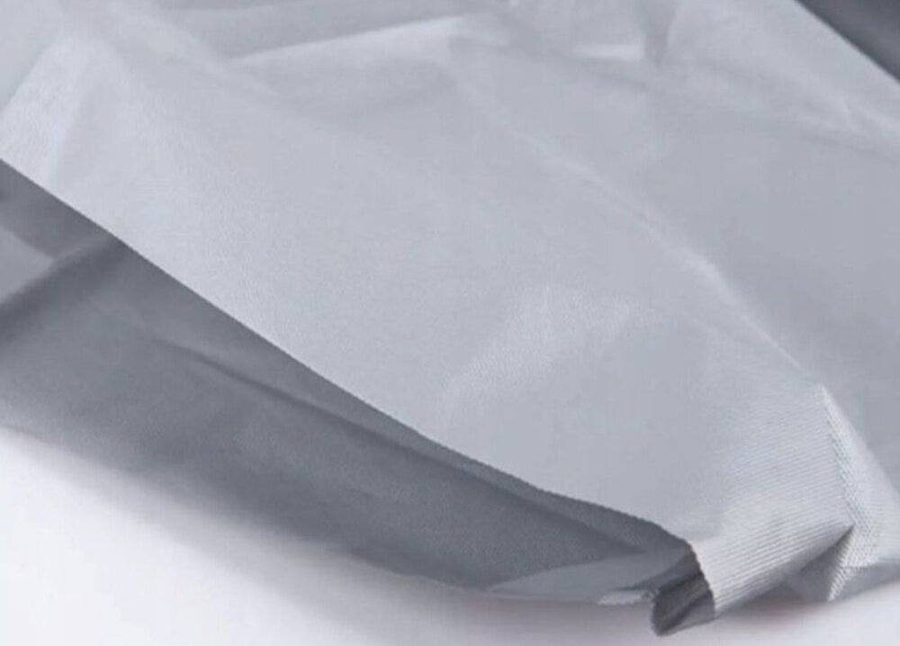 Pokrowiec na rower EXTRALINK 14046 zbliżenie na materiał wysokiej jakości tworzywo sztuczne skuteczna ochrona przed wodą i wilgocią minimalizuje ryzyko korozji materiał nie przymarza do pojazdu przy niskich temperaturach