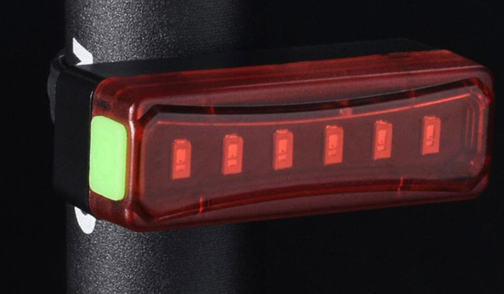 Zestaw lampek rowerowych EXTRALINK 08329 tylna lampka umieszczona na sztycy podsiodłowej ciemne tło odporne na deszcz, wilgoć oraz wstrząsy chroni podzespoły przed uszkodzeniami mechanicznymi