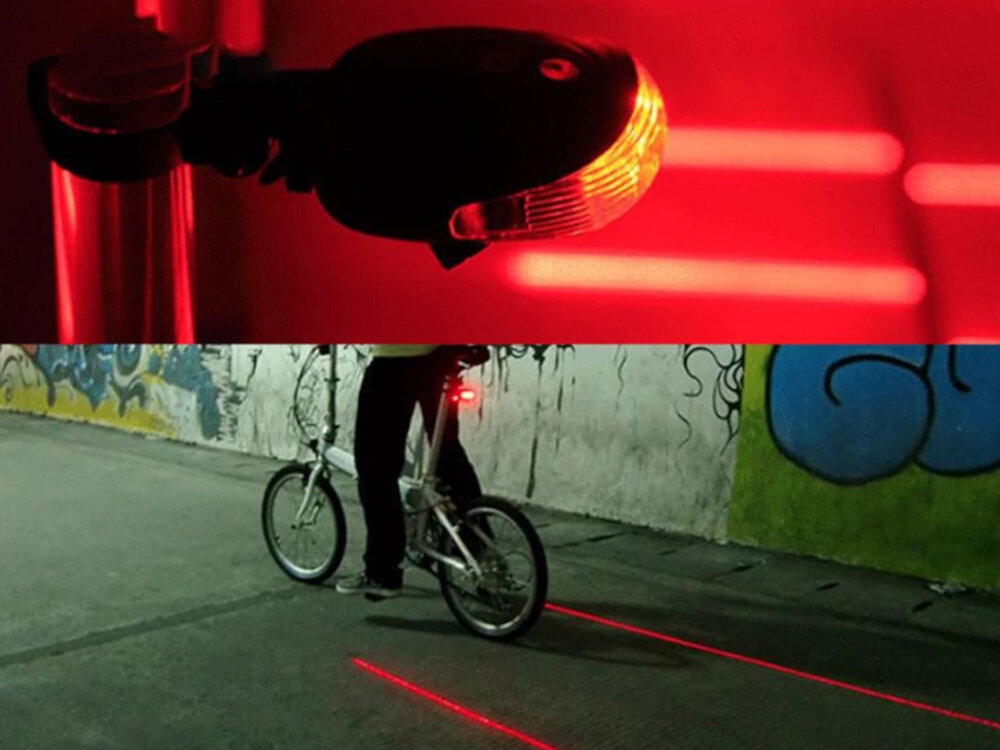 Lampka rowerowa EXTRALINK 14498 dwa połączone zdjęcia zbliżenie na zapaloną lampkę umieszczoną na sztycy rowerowej ulica osoba na rowerze widoczne linie lasera widoczność bezpieczeństwo wygoda