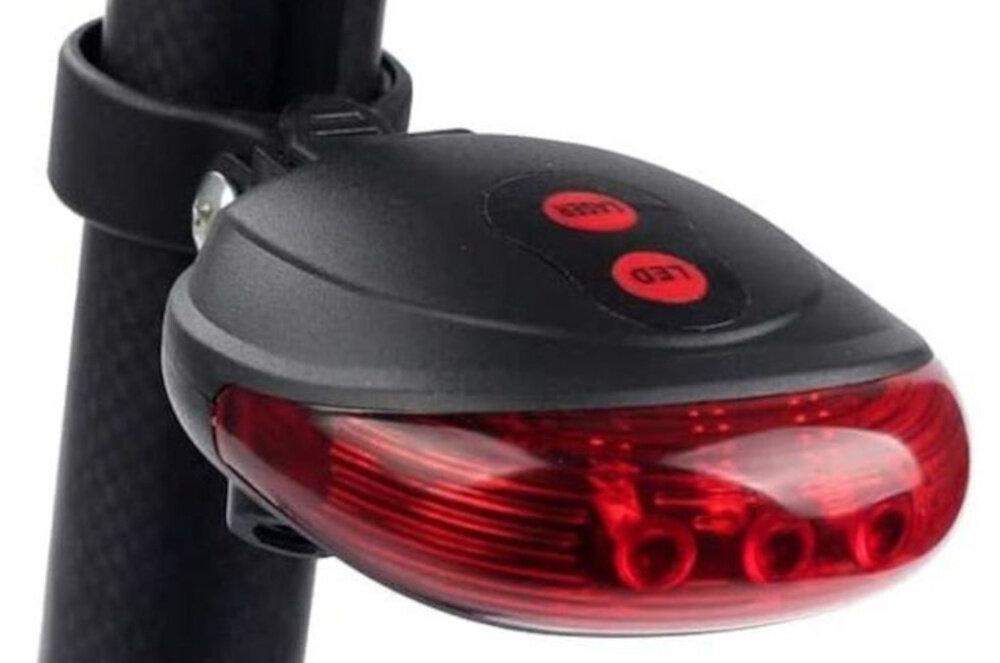 Lampka rowerowa EXTRALINK 14498 białe tło lampka umieszczona na sztycy rowerowej odpowiednia widoczność rowerzysty wspiera bezpieczeństwo montowana na sztycy roweru ułatwia zachowanie bezpiecznego dystansu i ogranicza ryzyko niebezpiecznych sytuacji na drodze