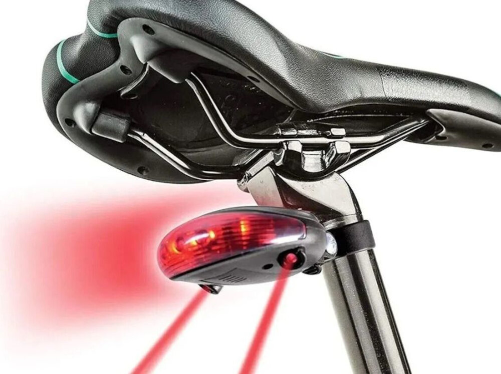 Lampka rowerowa EXTRALINK 14498 białe tło lampka umieszczona na sztycy rowerowej wymulacja oświetlenia z wysokiej jakości materiałów odporność na deszcz, wilgoć oraz zmienne warunki atmosferyczne odporna na wstrząsy i drgania dłużej utrzymuje stabilne działanie