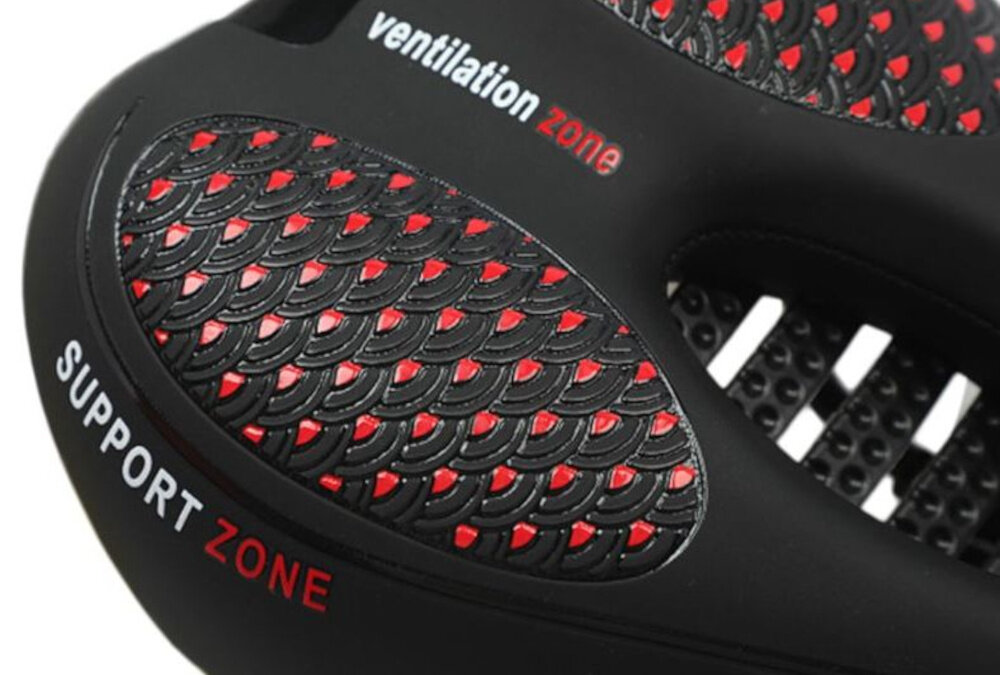 Siodełko EXTRALINK 14507 zbliżenie na wentylację i materiał specjalne otwory wentylacyjne cyrkulacja powietrza zwiększa komfort jazdy przyjemne warunki siedzenia