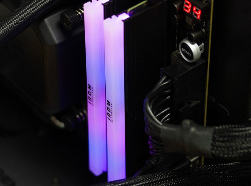 Komputer MAD DOG ENDORFY500ARGB-A20DR32 Moduły pamięci RAM zamontowane w gniazdach płyty głównej. Czarna stylistyka radiatorów z białym logo producenta