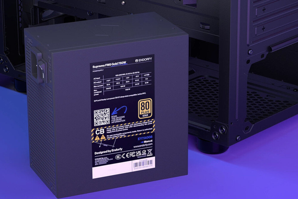 Komputer MAD DOG ENDORFY500AIR-A20DB32 Zasilacz komputerowy o mocy 750 W z certyfikatem 80 Plus Gold, stojący obok obudowy komputera. Na jego obudowie widoczna specyfikacja techniczna