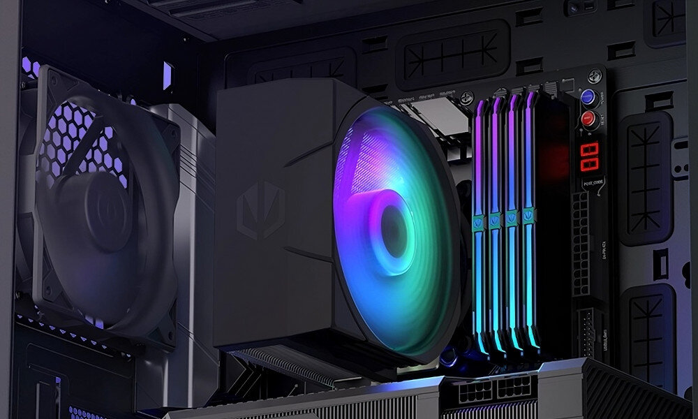 Komputer MAD DOG VENTUM200ARGB-A01DR32 Zbliżenie na wnętrze komputera. Widoczny jest chłodzący wentylator procesora z podświetleniem RGB, chłodzenie procesora, wentylator, podświetlenie, radiator