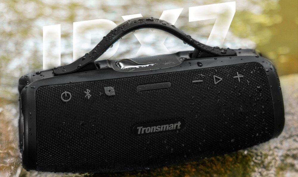 Głośnik TRONSMART Mirtune S100 wodoodporny IPX7 plaża basen, zachlapany głośnik stojący na mokrym kamieniu