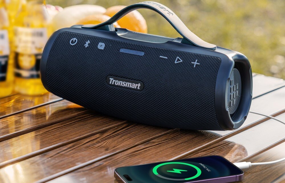 Głośnik TRONSMART Mirtune S100 power bank ładowanie telefonu USB, smartfon podłączonym kablem do głośnika
