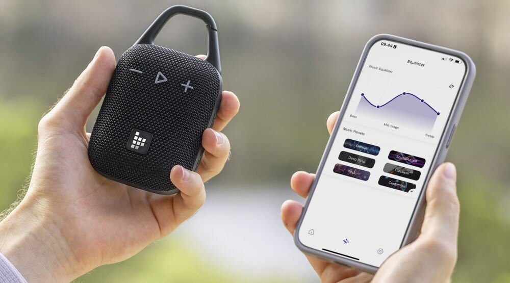 Głośnik TRONSMART Mirtune H1 z aplikacją do ustawień equalizera, smartfon z włączoną aplikacją głośnika oraz głośnik trzymany w ręku