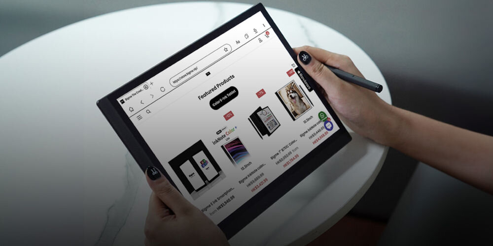 Czytnik e-booków BIGME B1051C Lite CL 10.3 cala, Podświetlany ekran, Wi-Fi Czarny prezentacja czytnika trzymanego w rękach na marmurowym stoliku 36-stopniowe podświetlenie dopasowanie jasności i temperatury barwowej komfortowy widok