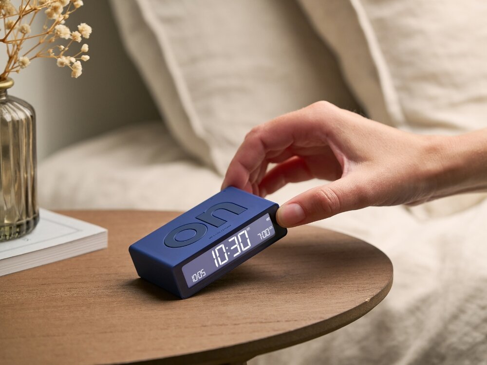 Budzik LEXON Flip Mini
            budzik w dłoni poranek alarm budzenie wybudzanie