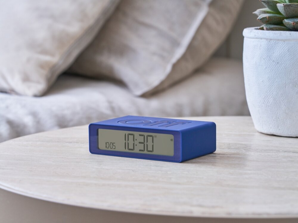 Budzik LEXON Flip Mini
            budzik na szafce włączanie wyłączanie alarm ekran podświetlony przyciski konfiguracja