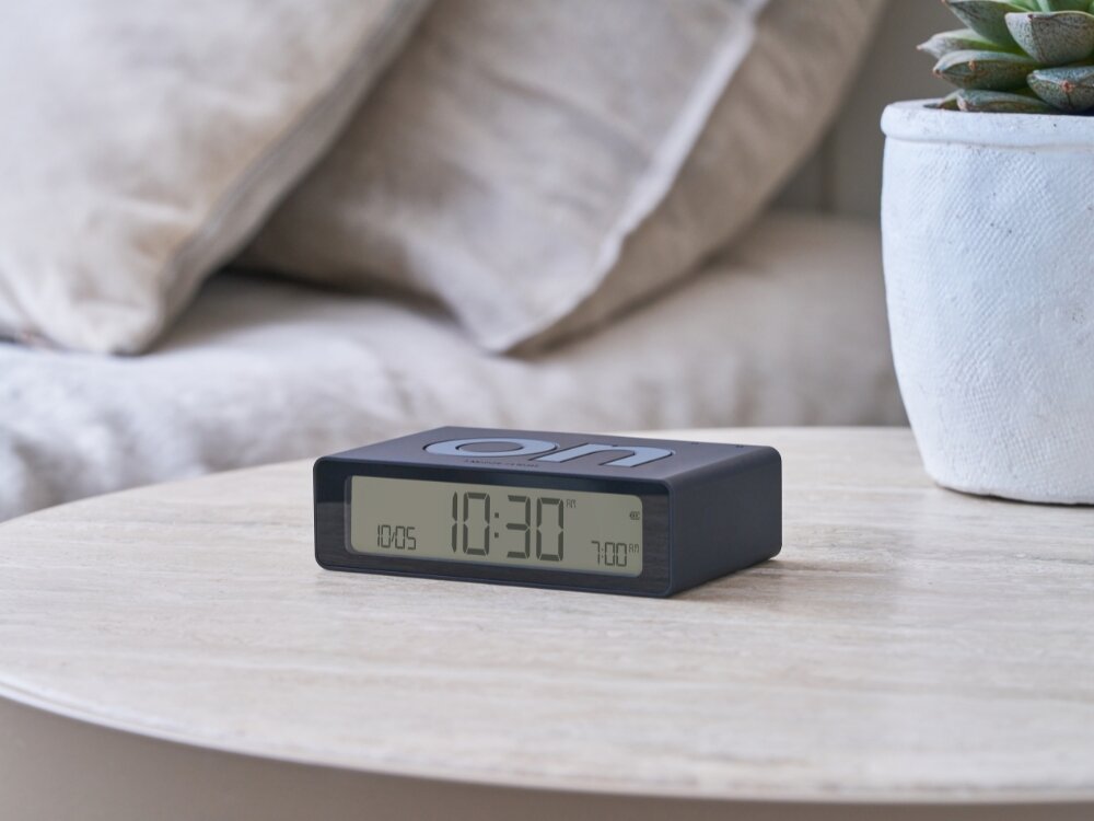 Budzik LEXON Flip Mini
budzik na szafce włączanie wyłączanie alarm ekran podświetlony przyciski konfiguracja
