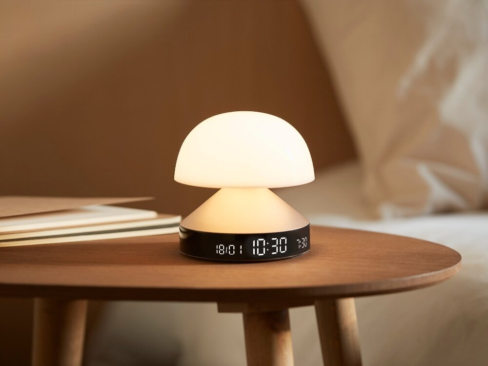 Budzik z lampką LEXON Mina Sunrise LR153DG1 Ciemnozielony
            budzik na szafce nocnej lampka nocna symulator świtu zmierzchu rgb alarm naturalne dźwięki