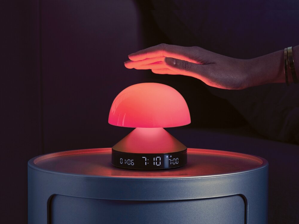 Budzik z lampką LEXON Mina Sunrise LR153DG1 Ciemnozielony
            budzik na stoliku symulacja zachodu słońca przyciemnianie rgb sen led oświetlenie nastrój