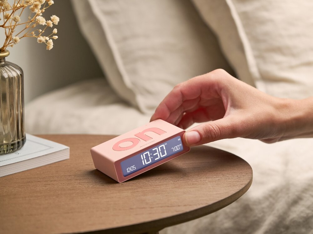 Budzik LEXON Flip Mini
            budzik w dłoni poranek alarm budzenie wybudzanie