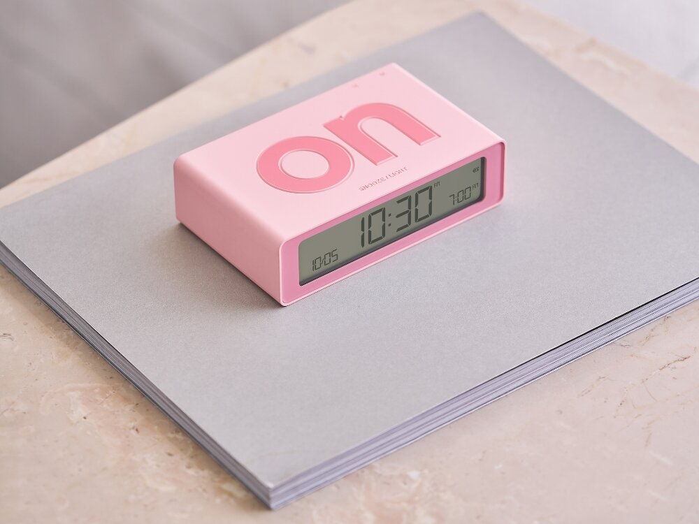 Budzik LEXON Flip Mini
            budzik na szafce rozmiar kompaktowa wersja poręczny funkcjonalny podróże