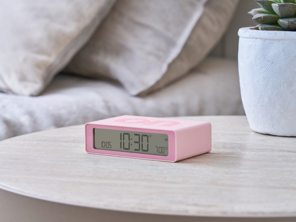 Budzik LEXON Flip Mini
            budzik na szafce włączanie wyłączanie alarm ekran podświetlony przyciski konfiguracja