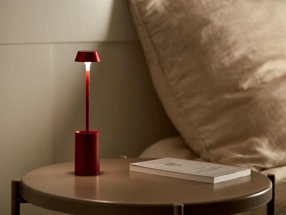 Lampka LED LEXON Mimi Ciemnoczerwony efektywne oświetlenie czerwona lampka z podstawką stoi na stoliku 