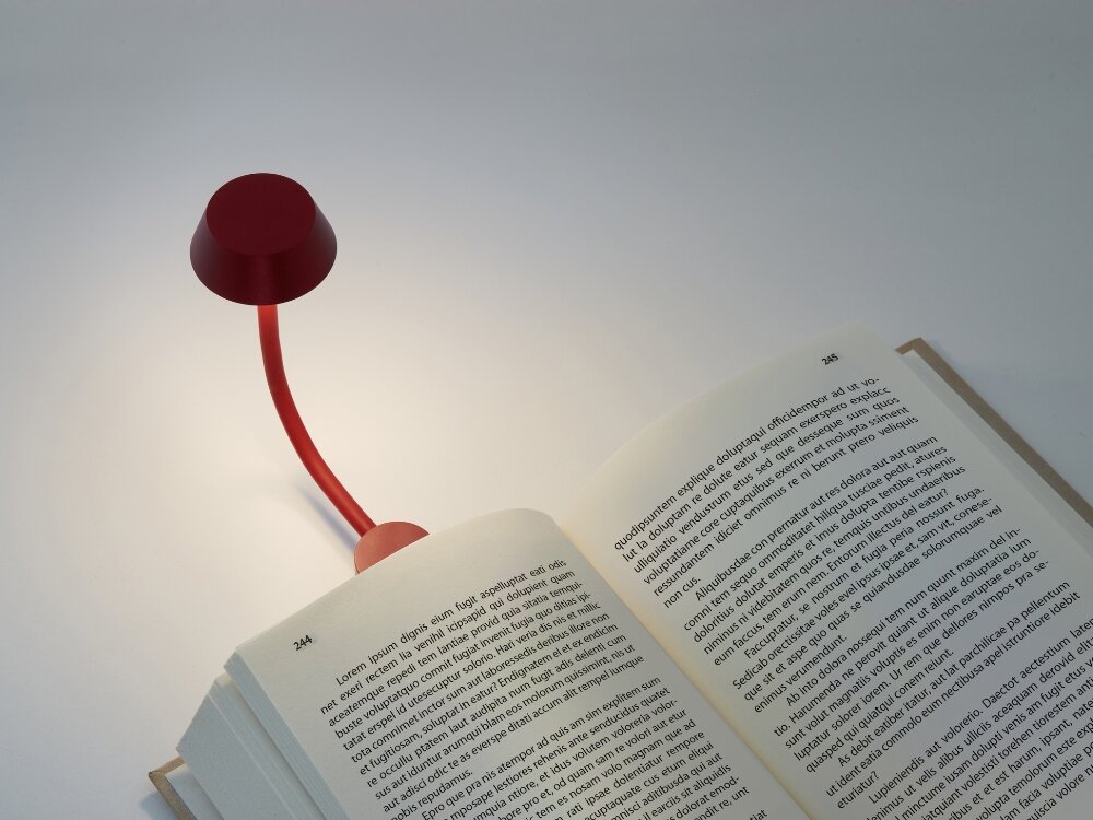 Lampka LED LEXON Mimi Ciemnoczerwony czerwona lampka wpięta w książkę dołączona podstawka jako stojąca lampka nocna poręczna forma ustawienie przypięcie trzymanie w dłoni do 12 godzin bez przerwy na wieczorne czytanie jako nocne światło dla dzieci ładowanie przez złącze USB-C trwa około 2 godzin 