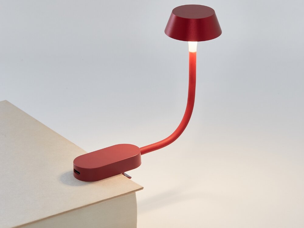 Lampka LED LEXON Mimi Ciemnoczerwony jasne tło czerwona lampka przypięta klipsem do szafki wejście do ładowania 9 kolorów światła regulacja natężenia światła do każdej sytuacji i nastroju ciepłe barwy podczas relaksu wieczorny odpoczynek zimne światło czytanie praca nauka jedno dotknięcie tworzenie optymalnych warunków klimatyczna atmosfera funkcjonalne oświetlenie 