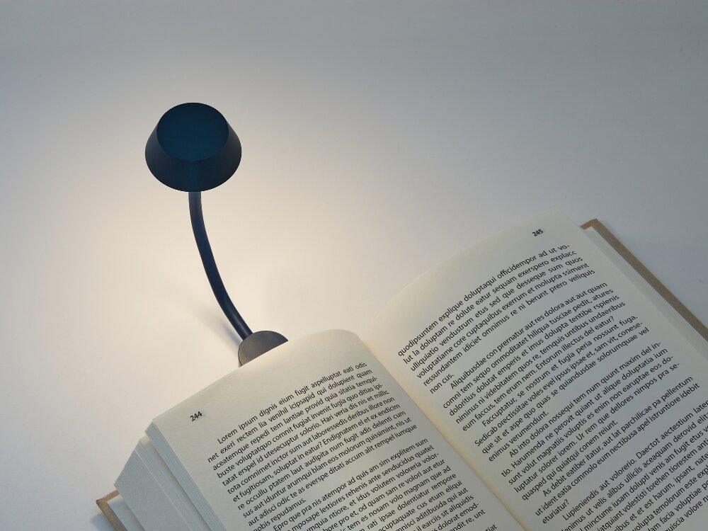 Lampka LED LEXON Mimi Ciemnoniebieski granatowa lampka wpięta w książkę dołączona podstawka jako stojąca lampka nocna poręczna forma ustawienie przypięcie trzymanie w dłoni do 12 godzin bez przerwy na wieczorne czytanie jako nocne światło dla dzieci ładowanie przez złącze USB-C trwa około 2 godzin