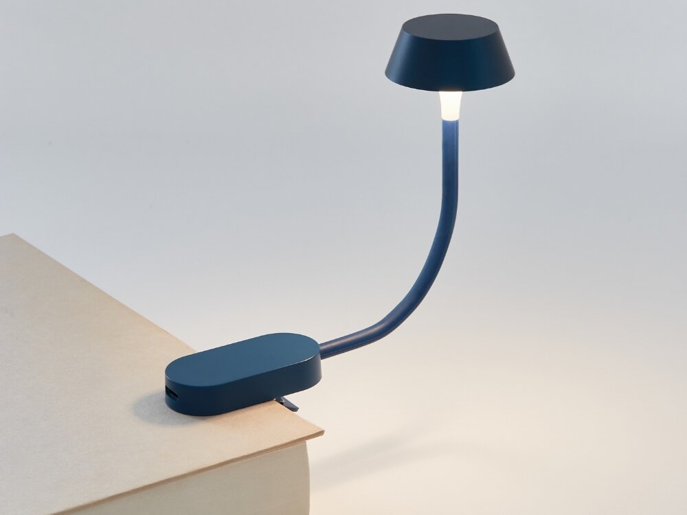 Lampka LED LEXON Mimi Ciemnoniebieski jasne tło granatowa lampka przypięta klipsem do szafki wejście do ładowania 9 kolorów światła regulacja natężenia światła do każdej sytuacji i nastroju ciepłe barwy podczas relaksu wieczorny odpoczynek zimne światło czytanie praca nauka jedno dotknięcie tworzenie optymalnych warunków klimatyczna atmosfera funkcjonalne oświetlenie