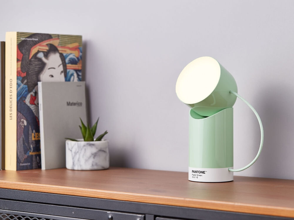 Lampka stołowa LEXON Orbe X Pantone LH88PT-M Miętowy
lampka ustawiona na szafce lampa oświetlenie led bezprzewodowa regulacja jasności