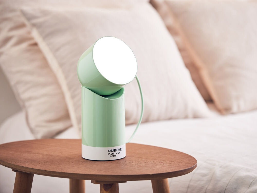 Lampka stołowa LEXON Orbe X Pantone LH88PT-M Miętowy
            lampka ustawiona na szafce nocnej ruchomy magnetyczny element światło przy łóżku na biurku w salonie konstrukcja przenoszenie