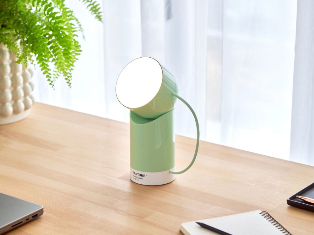 Lampka stołowa LEXON Orbe X Pantone LH88PT-M Miętowy
            lampka ustawiona na biurku tryby kolorystyczne regulacja jasności moc lumeny czytanie praca