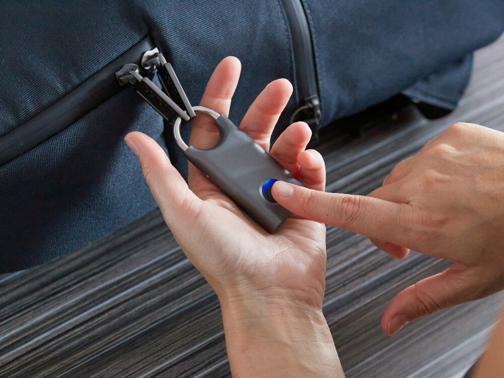 Kłódka na odcisk palca LEXON Nomaday LL128X Ciemnoszary
            zamknięta kłódka z przyłożonym palcem zabezpieczenie czytnik bezpieczeństwo blokada otwieranie zamykanie