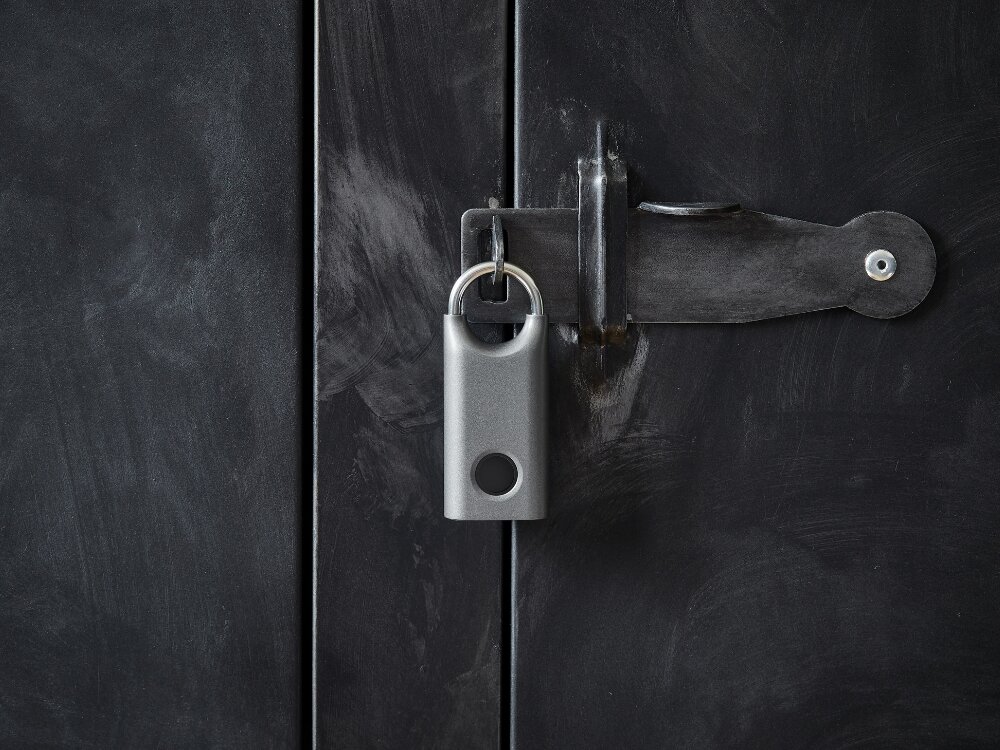 Kłódka na odcisk palca LEXON Nomaday LL128X Ciemnoszary
            zamknięta kłódka na drzwiach biometryczna odcisk palca czujnik dostęp