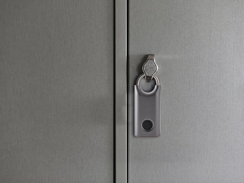 Kłódka na odcisk palca LEXON Nomaday LL128X Ciemnoszary
            zamknięta kłódka na drzwiach obudowa cynk stal nierdzewna ochrona ip65 na bagażu szafce torbie czas reakcji