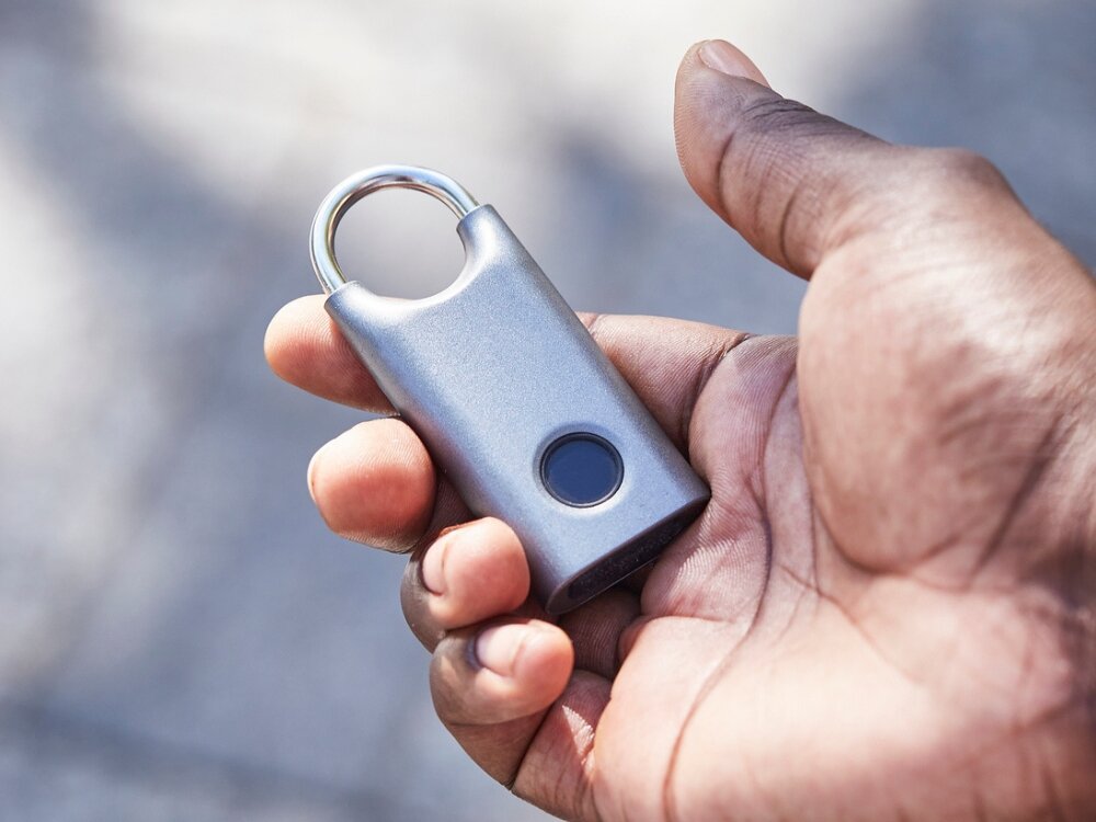 Kłódka na odcisk palca LEXON Nomaday LL128X Ciemnoszary
            zamknięta kłódka w dłoni żywotność baterii zasilanie port usb-c ładowanie kompaktowe wymiary