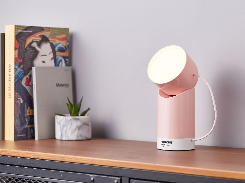 Lampka stołowa LEXON Orbe X Pantone LH88PT-LP Jasnoróżowy
            lampka ustawiona na szafce lampa oświetlenie led bezprzewodowa regulacja jasności